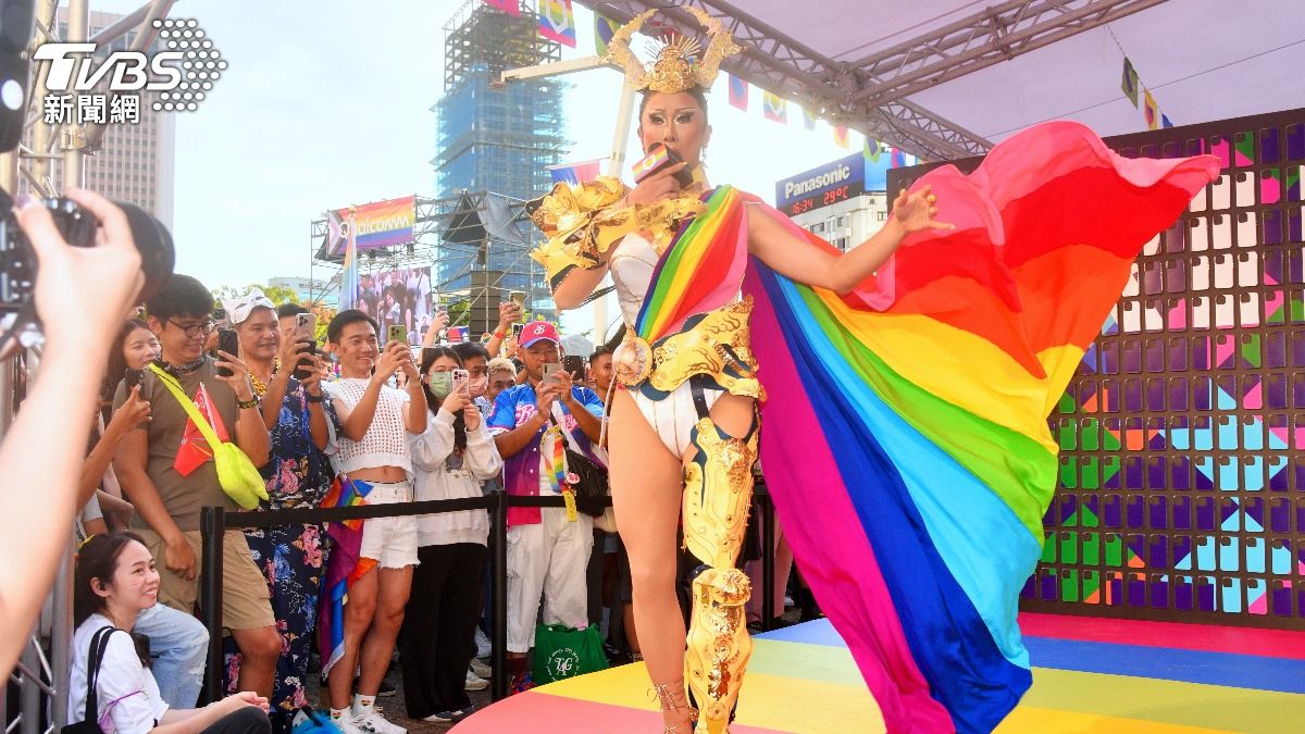 同志大遊行登場!妮妃雅「金戰袍」超吸睛 何超儀:我被愛包圍