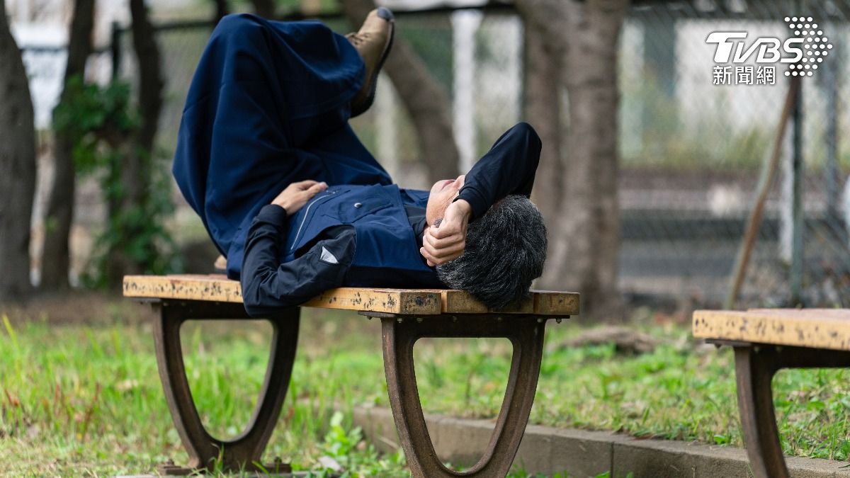 日本前偶像自爆在19歲時熱戀遊民，對方天天睡公園。(示意圖／達志影像Shutterstock)