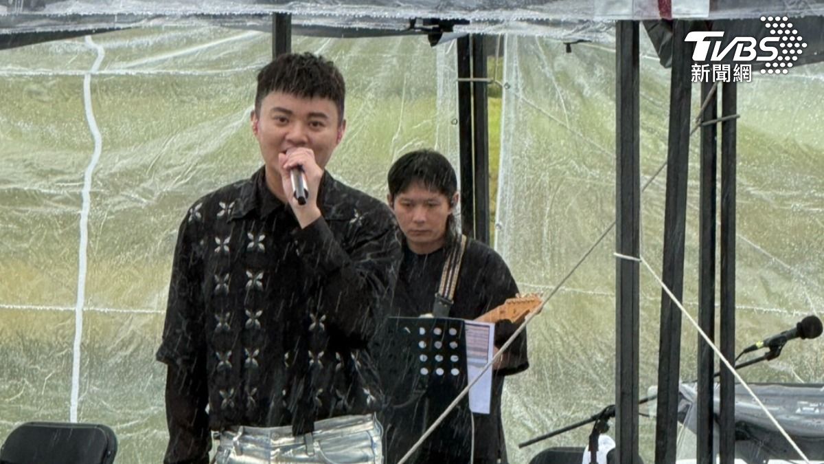 許富凱登台演出時正值大雨，笑說是大自然的熱情參與。（圖／陳薈涵攝）