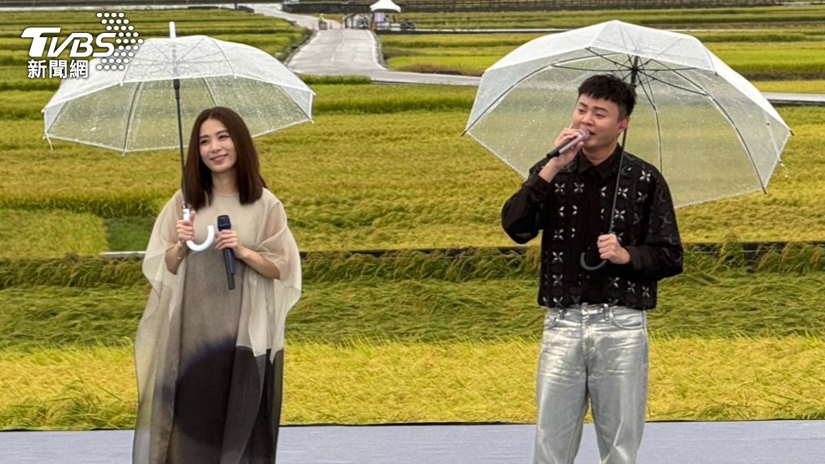 Hebe（左）和許富凱合唱〈純情青春夢〉。（圖／陳薈涵攝）
