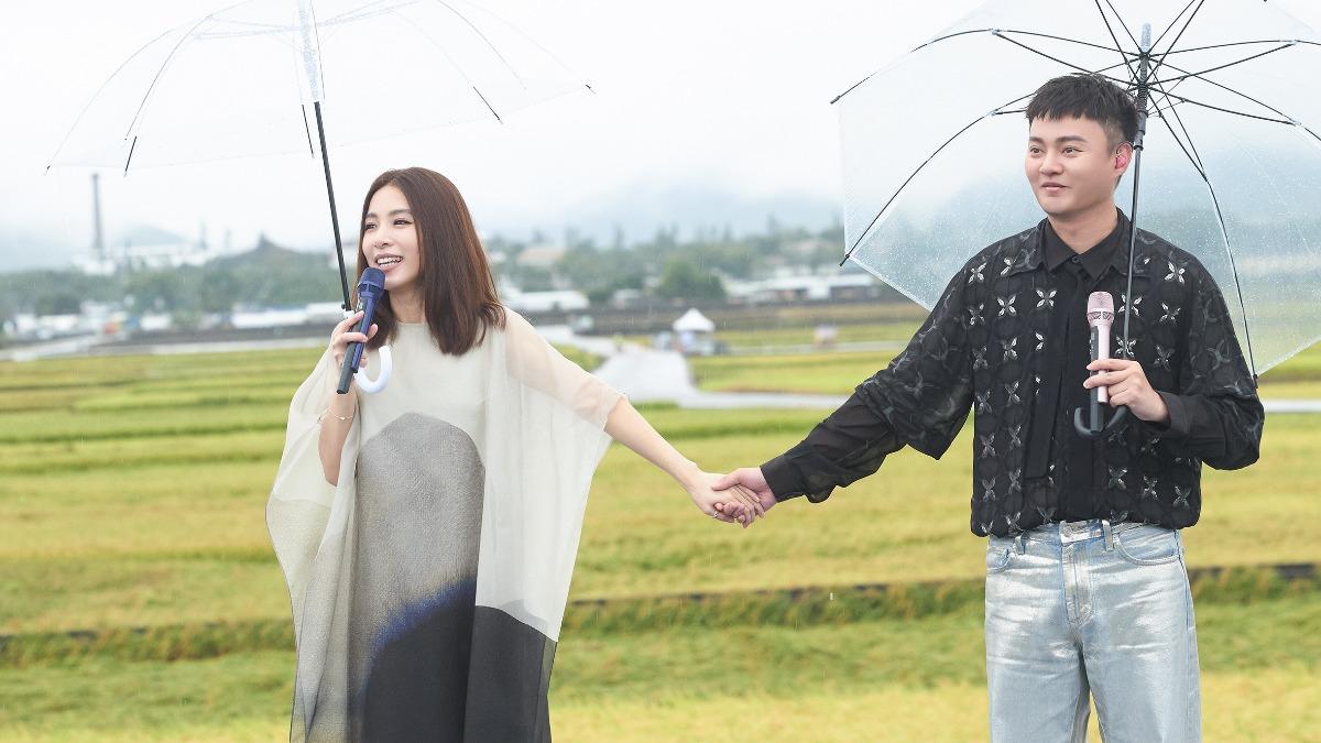 Hebe和許富凱在稻浪間演唱,吸引許多粉絲以及星友搶看。(圖/台灣好基金會提供)
