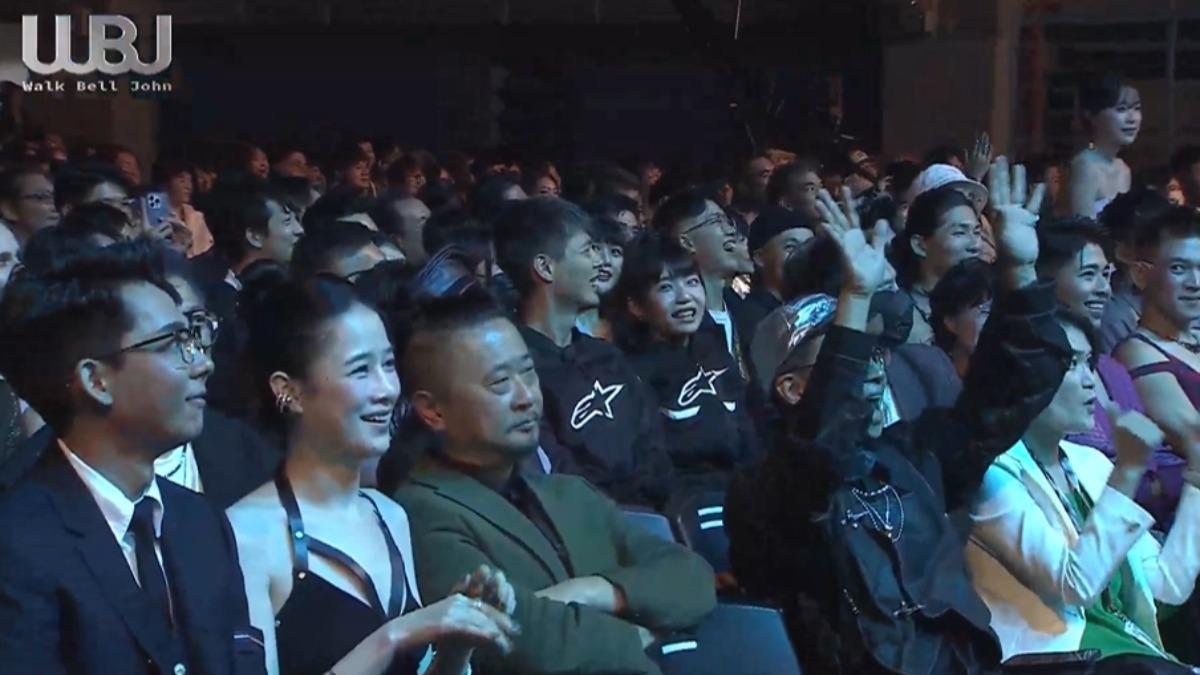 博恩拿共軍繞台譬喻,YTR歡聲雷動,唯獨邰智源(左三)笑不出來。(圖/走鐘獎提供)