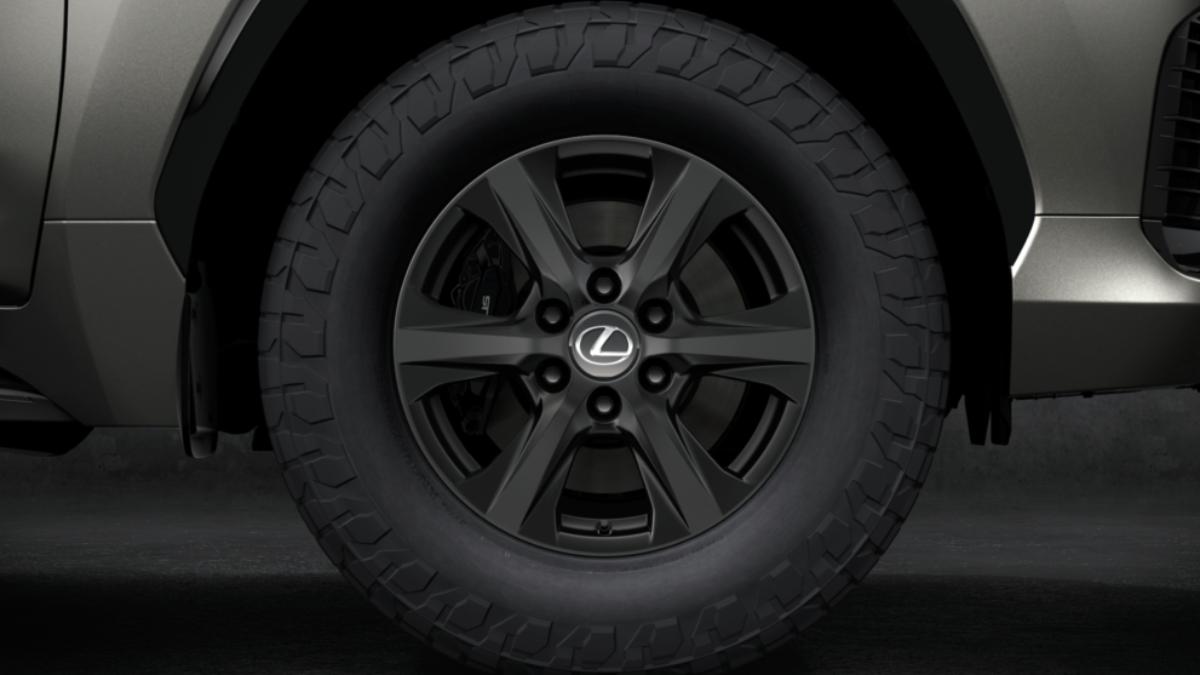 車輛配備265/70 R18全地形胎。(圖/Lexus)