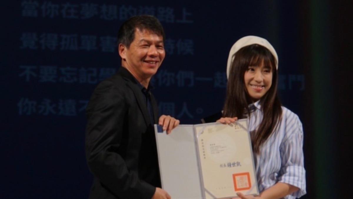 梁舒涵獲頒傑出校友,直呼非常榮幸。(圖/寬寬整合行銷提供)