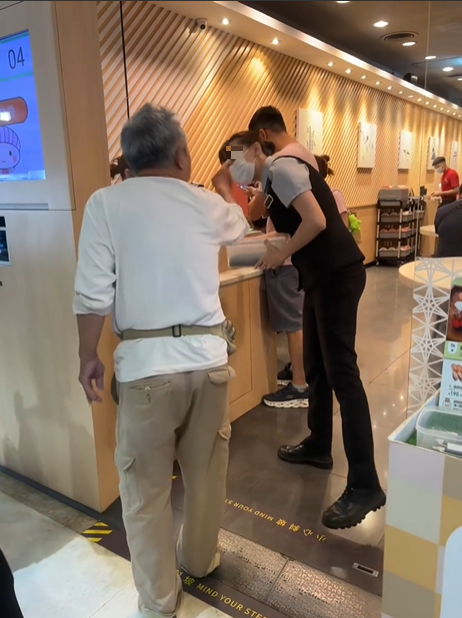 老翁指著女店員痛罵。(圖/翻攝自爆料公社)
