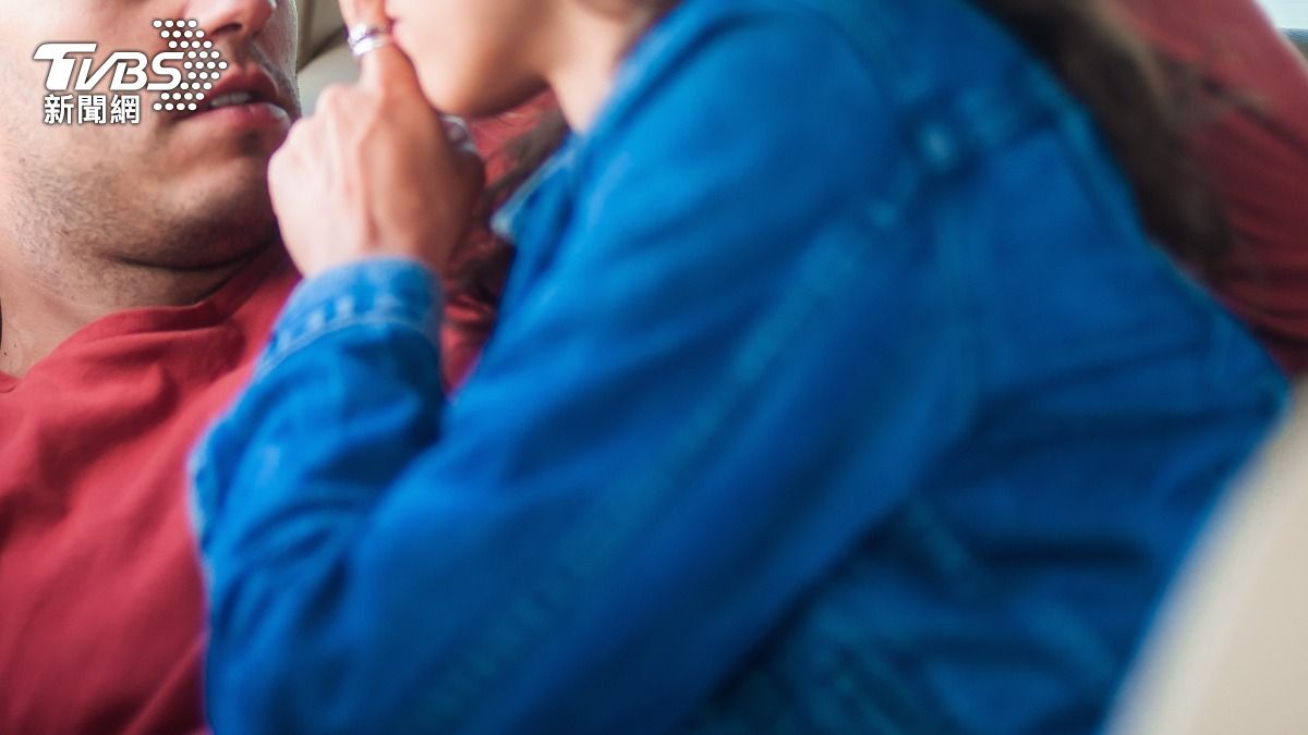 人妻偷吃不倫小叔!上車測避震 岳母坐前面「觀戰邊把風」