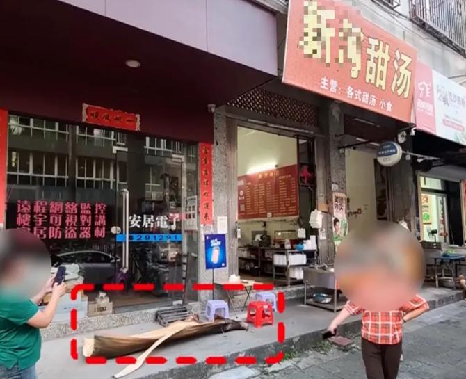 店家門外擺放桌椅供顧客用餐,卻意外發生事故。(圖/翻攝自微博)