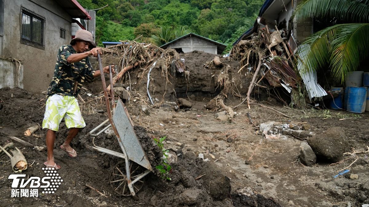 潭美颱風襲擊菲律賓中北部省份,挾帶驚人雨量讓多地出現災情。(圖/達志影像美聯社)