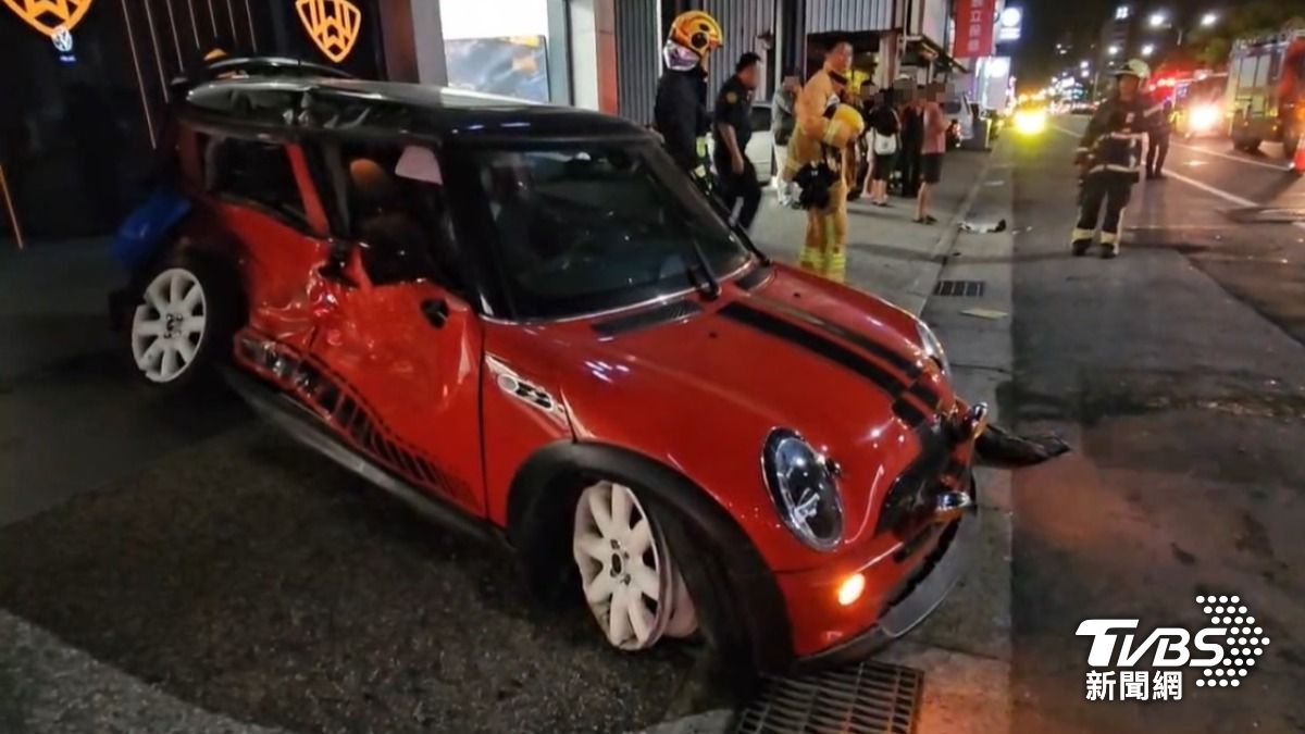 陳男駕駛紅色Mini Cooper 失控撞上分隔島。(圖/TVBS)