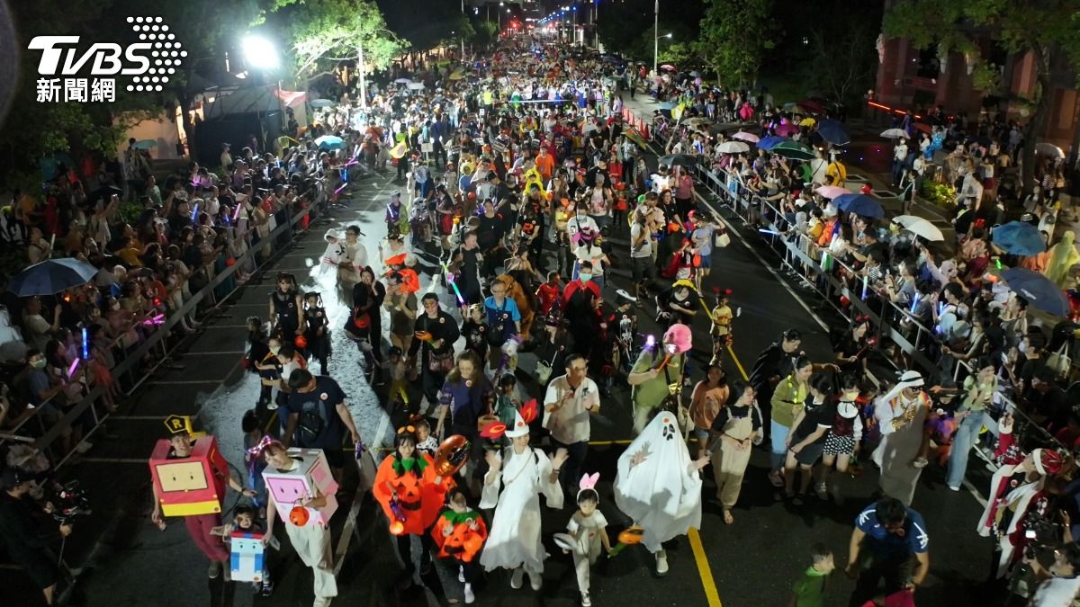 萬聖節8萬人「百鬼夜行」塞爆高雄凹子底 民怨:台版梨泰院