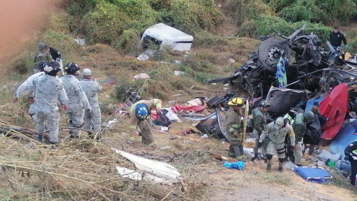 卡車玉米掉落釀巴士追撞 墨西哥嚴重車禍19死