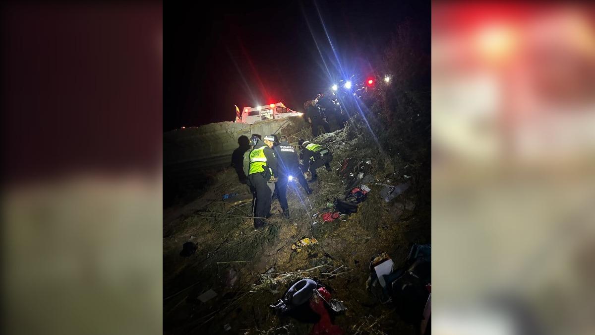 墨西哥發生公路嚴重車禍，造成19名乘客死亡、6人送醫，現場零件與行李四散各地。（圖／翻攝自X Protección civil de Zacatecas）