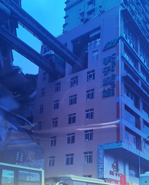 「輕軌穿樓」吸引大批人潮打卡朝聖。(圖/翻攝自周華健IG)