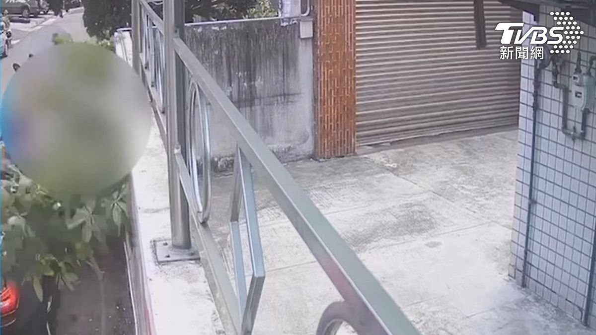 監視器拍下驚悚瞬間。(圖/民眾提供)
