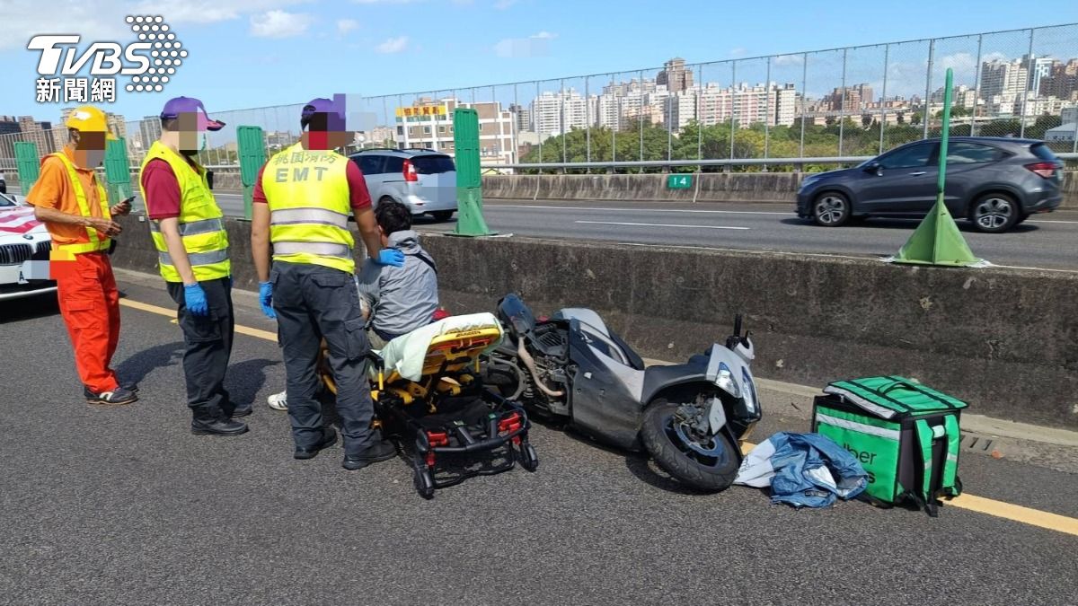 路況不熟又恍神!外送員誤闖國道2號 自撞護欄慘摔