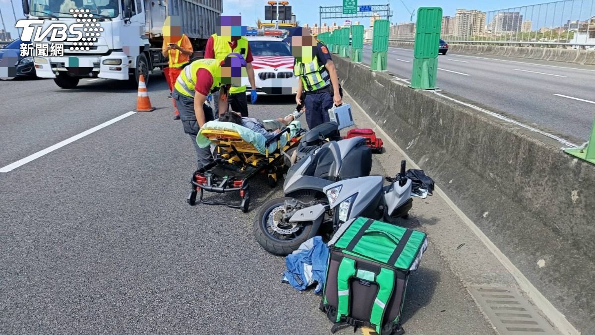 機車騎士誤闖國道後自撞護欄。(圖/TVBS)