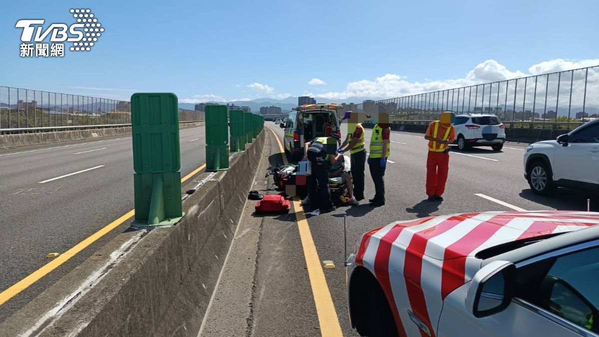 機車騎士誤闖國道後自撞護欄。(圖/TVBS)