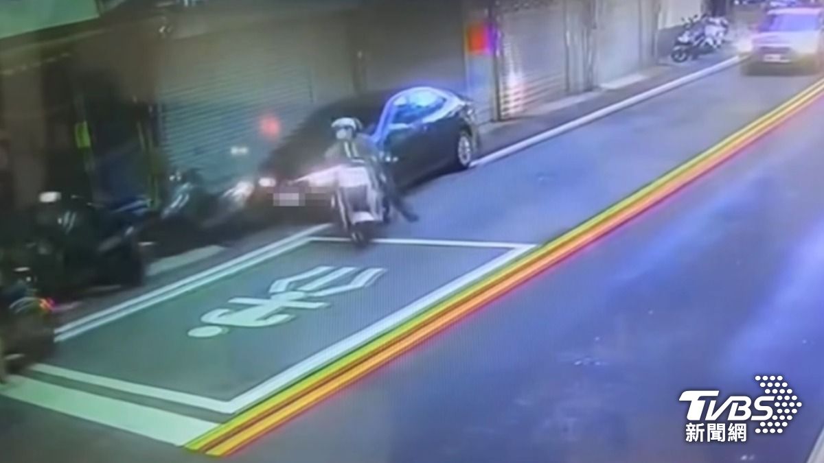 累了?新竹小客車連撞3機車後「心虛逃離」 一旁民眾全看傻