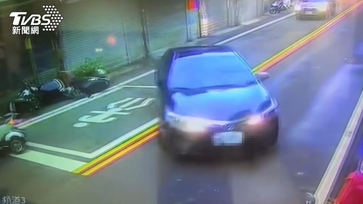 小客車肇事逃逸。(圖/TVBS)