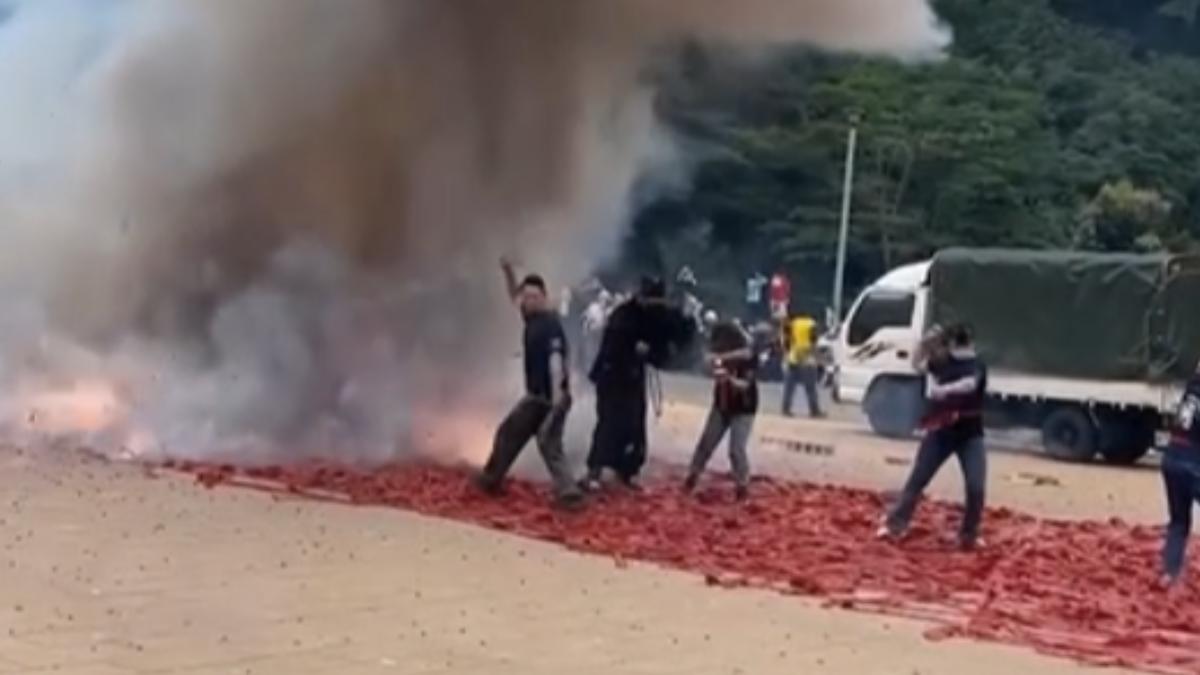 神明要呷砲?乩童不顧廟勸阻「鞭炮海」中起乩 下秒腳痛炸退駕