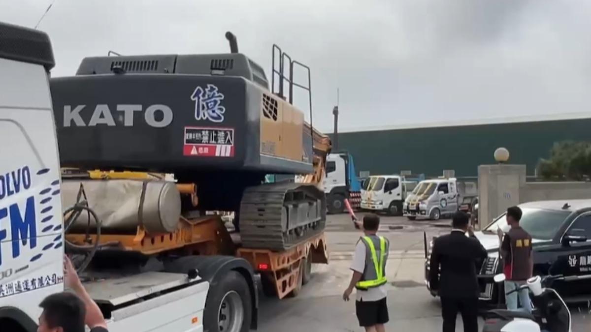 近20多部起重機具吊車、曳引車到場，市值近2、3億。（圖／彰化縣議員賴清美提供）