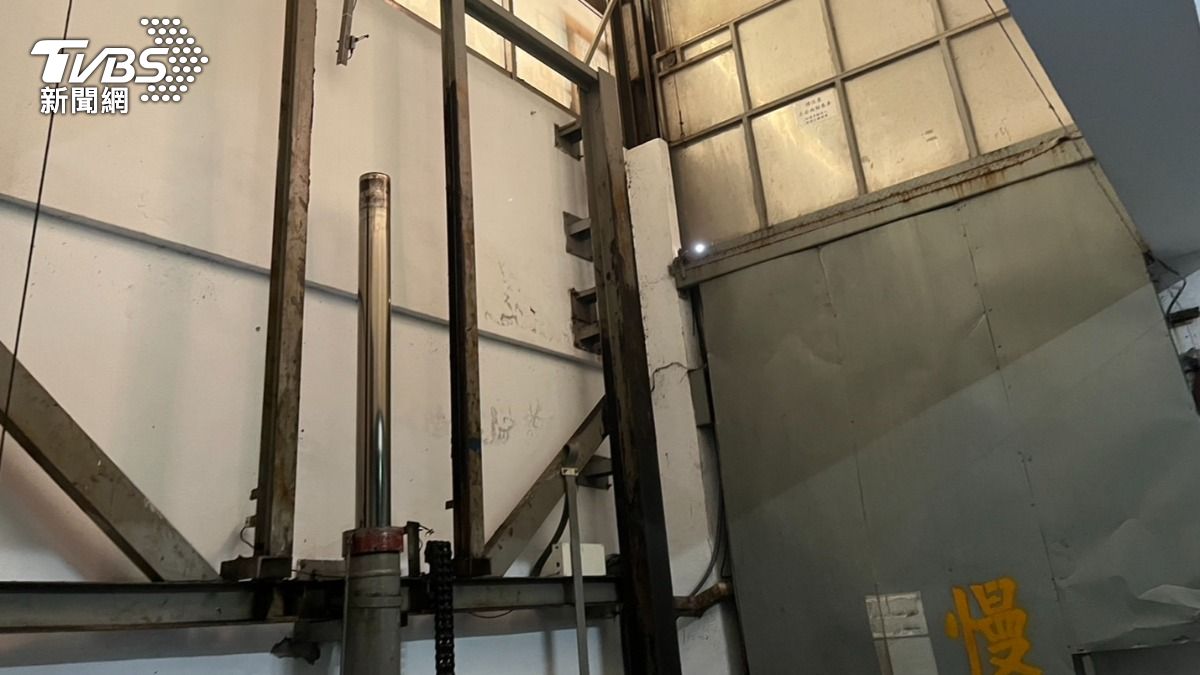 電梯突然下墜嚇壞兩名住戶。（圖／TVBS）