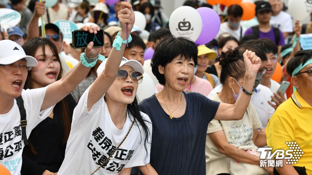 陳佩琪出席民眾黨萬聖節聚會,和支持者一起高喊「放人」。(圖/胡瑞麒攝)