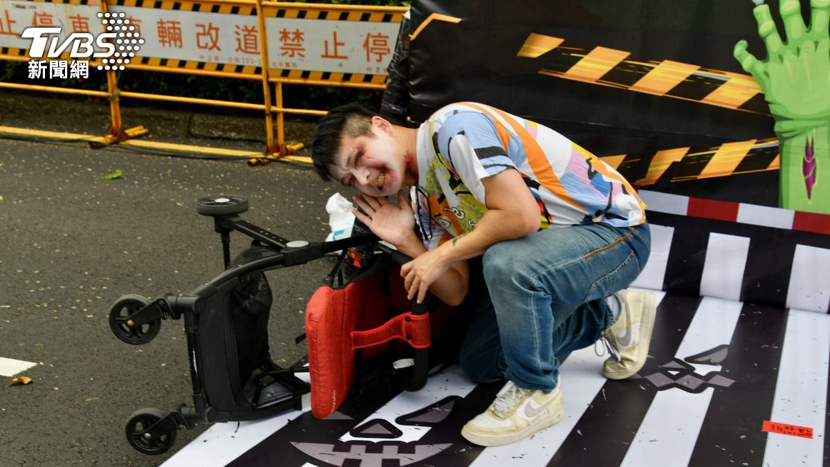 許甫於「行人地獄」裝置藝術擺拍。(圖/胡瑞麒攝)