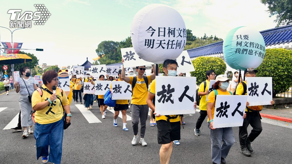 支持者參與集會呼籲檢調「放人」。(圖/胡瑞麒攝)