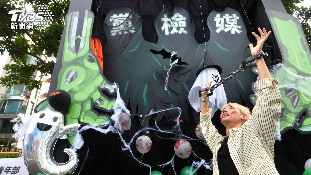 裝置藝術控訴黨、檢、媒一體。(圖/胡瑞麒攝)