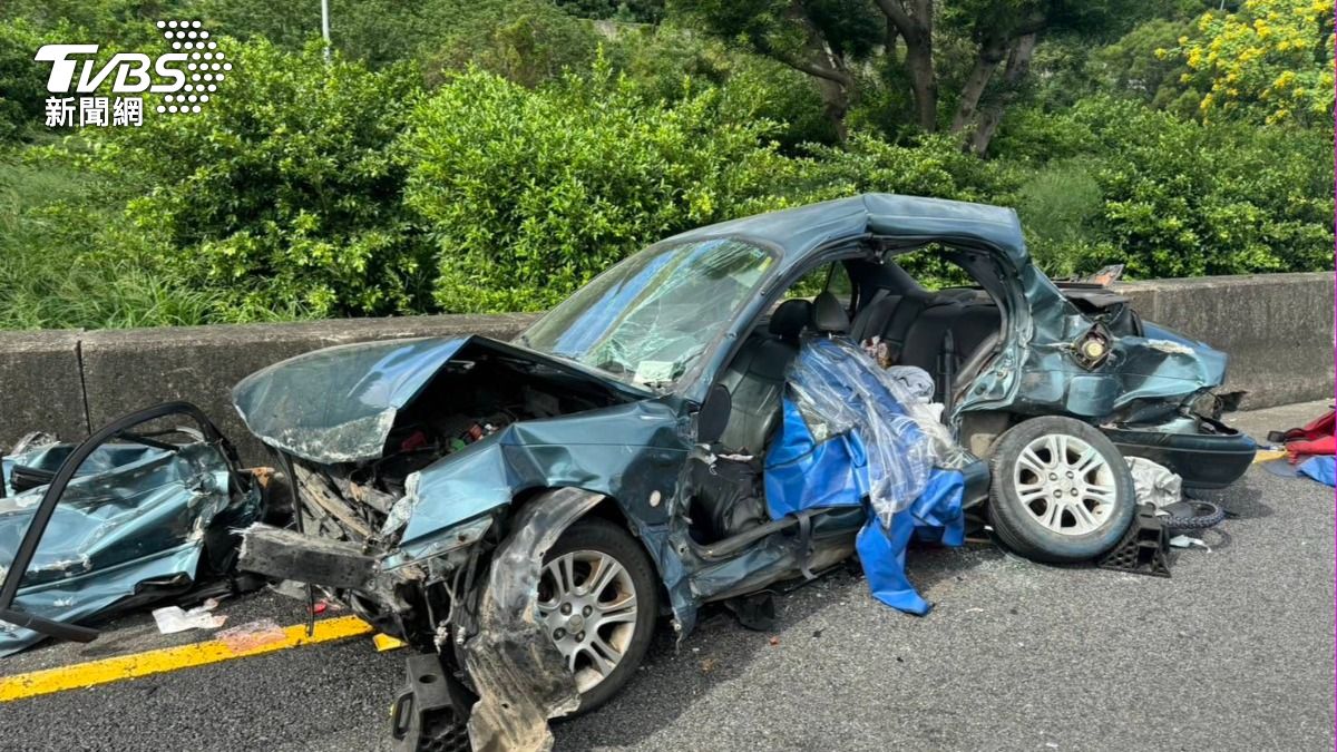 國1重大車禍!小客車撞護欄 一家四口遭波及1死5傷