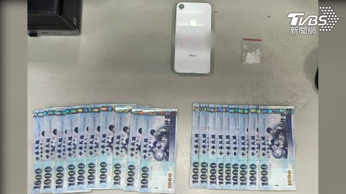 警方循線逮捕涉嫌詐騙的陳姓男子，警方查扣贓款、毒品。（圖／TVBS）