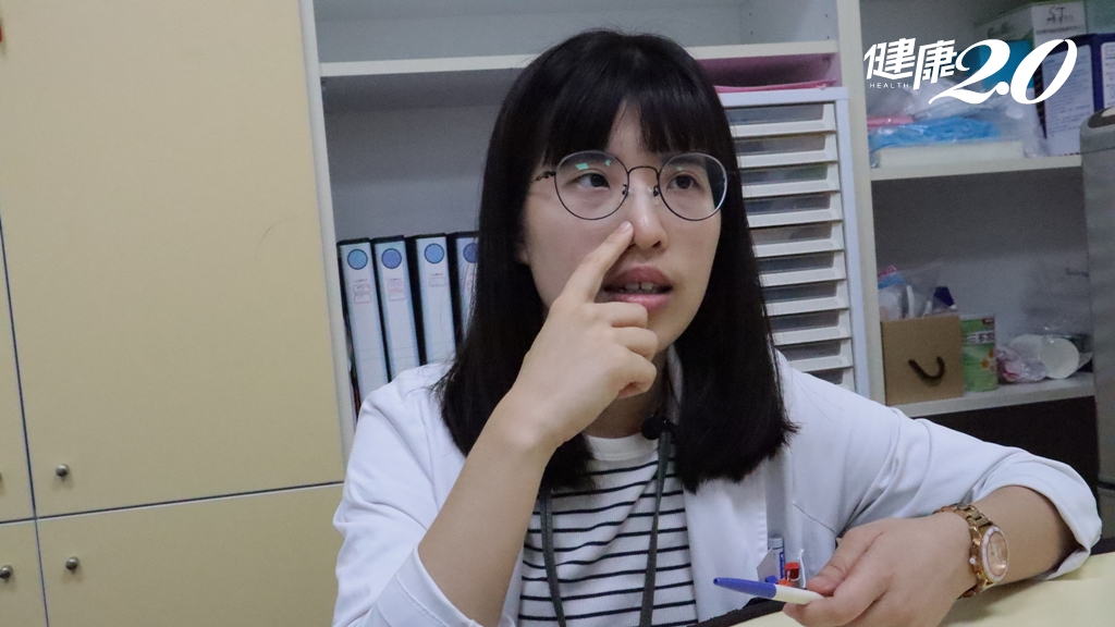 練習「前置共鳴」時，先將手放在鼻腔上，感受鼻腔震動。（圖／健康2.0）