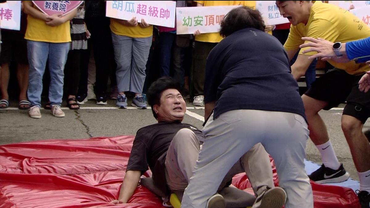 胡瓜玩遊戲時太激烈,椅子被坐斷。(圖/民視提供)