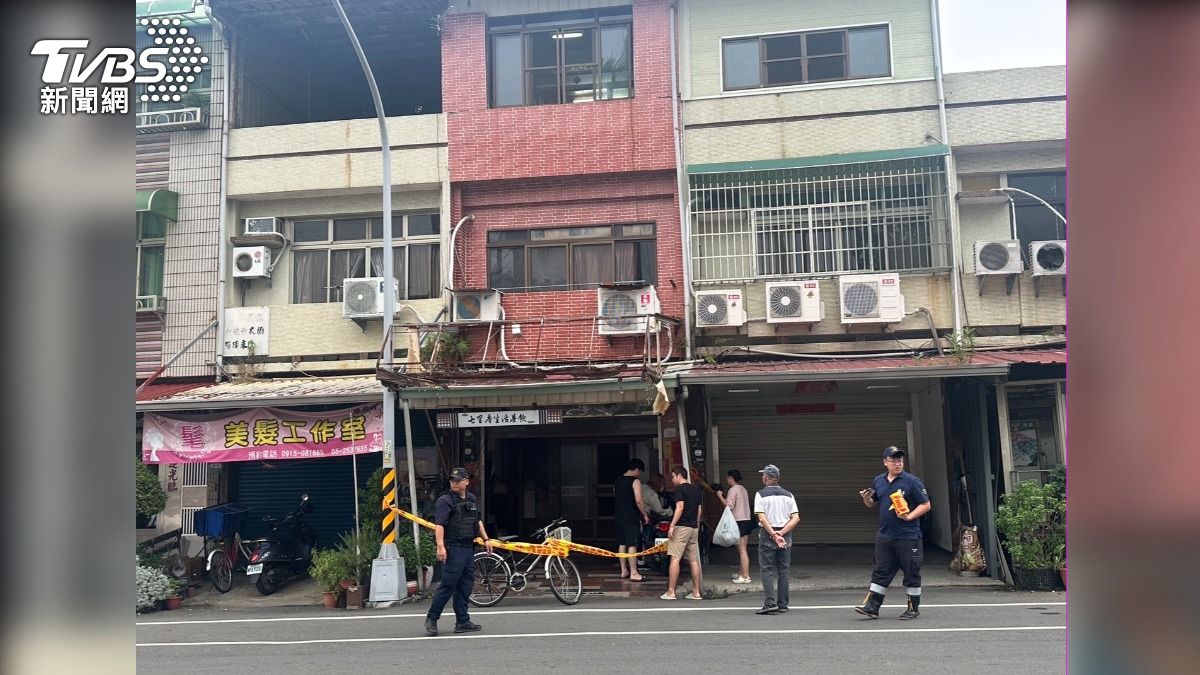 張姓男子表示地震過後家中出現裂痕。（圖／TVBS）