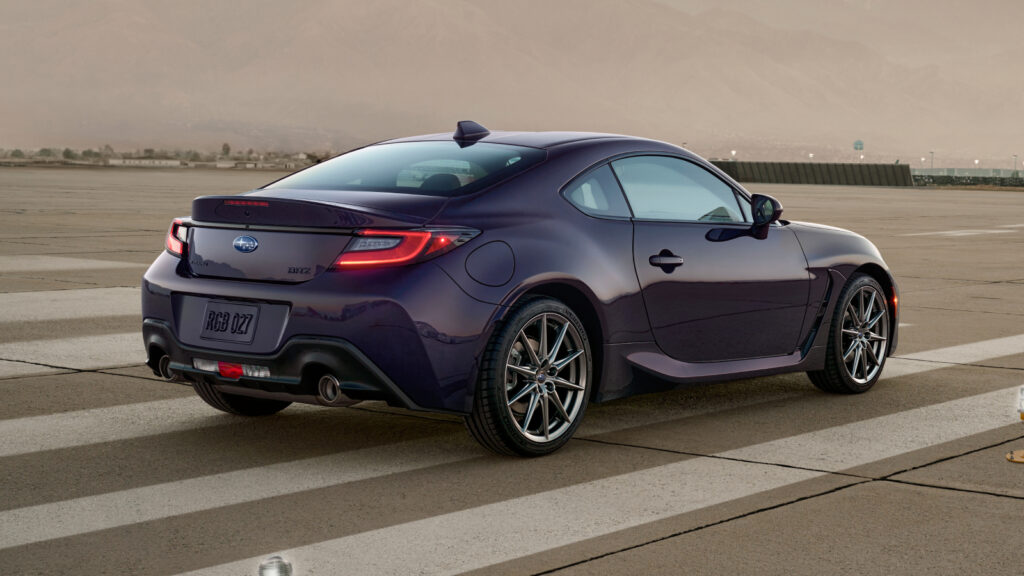 BRZ Series.Purple換裝STi開發的短行程變速箱,以及引擎室拉桿。(圖/Subaru提供)