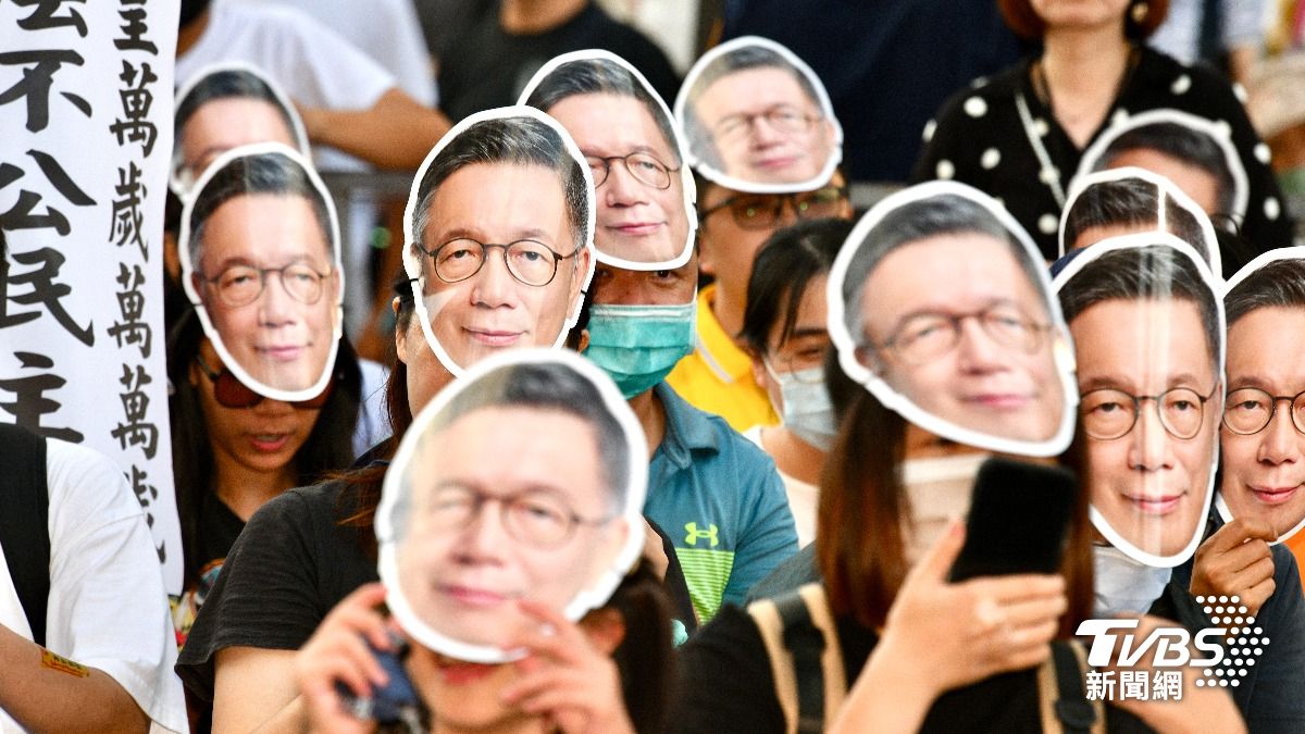 支持者戴起柯文哲面具。 (圖/胡瑞麒攝)