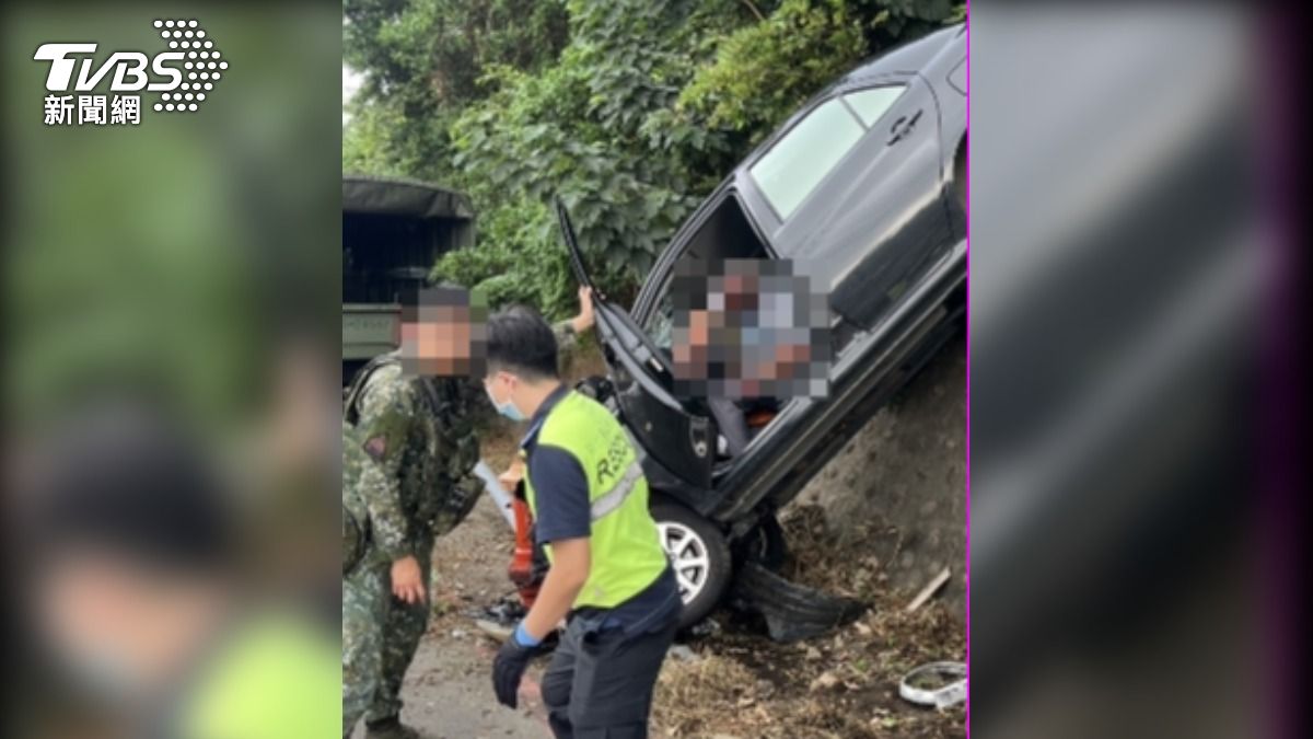 新竹轎車擦撞軍方交管人員!2人困車底、車內 警消急搶救
