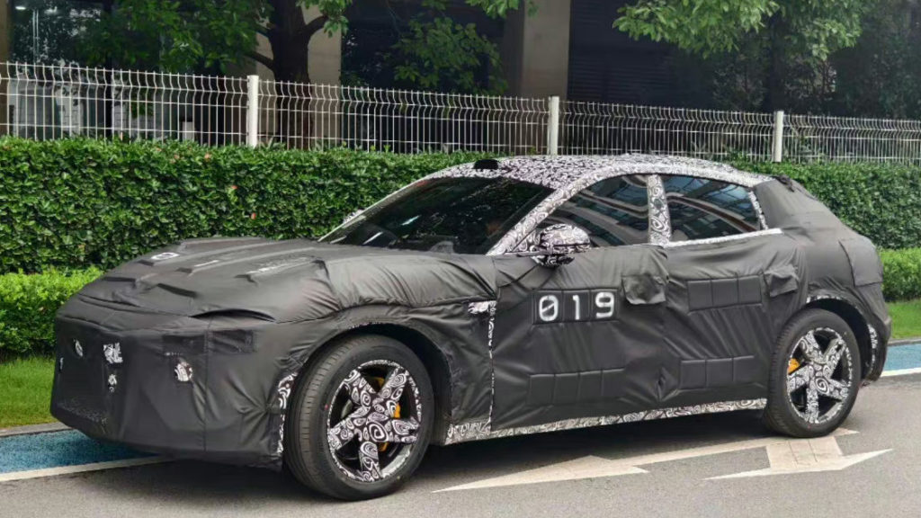 疑為小米SUV測試車多次被捕捉,網友稱其為「法拉米」。(圖/翻攝自微博)