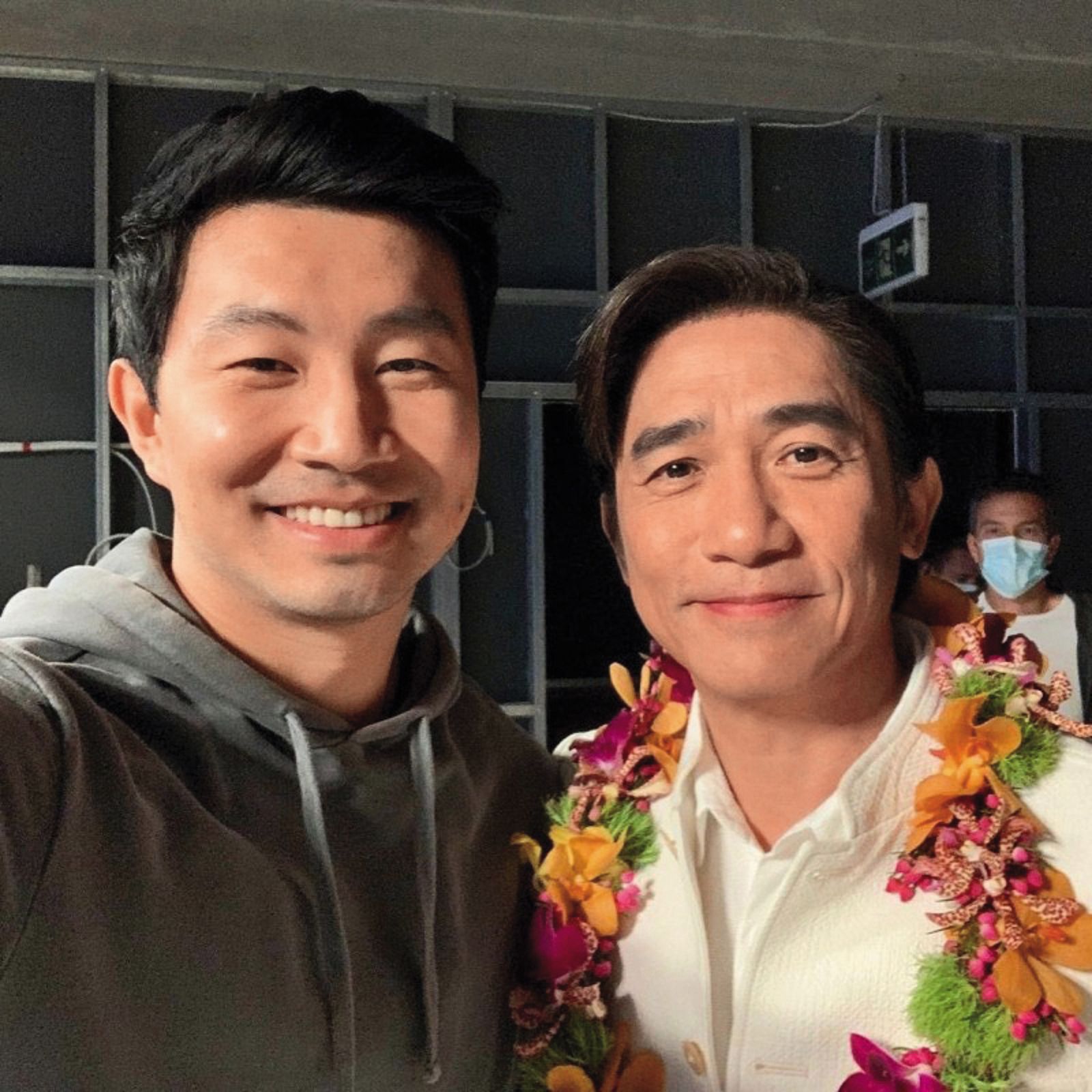 劉思慕(左)和梁朝偉(右)合作電影《尚氣與十環傳奇》,大讚對方溫柔親切。(圖/翻攝自劉思慕IG)