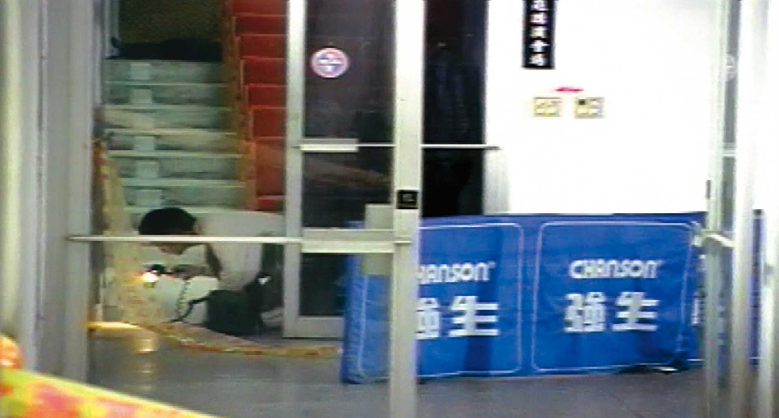 警方到現場採證時,玻璃門會自動開閉,靈異狀況頻傳。(圖/東森新聞提供)