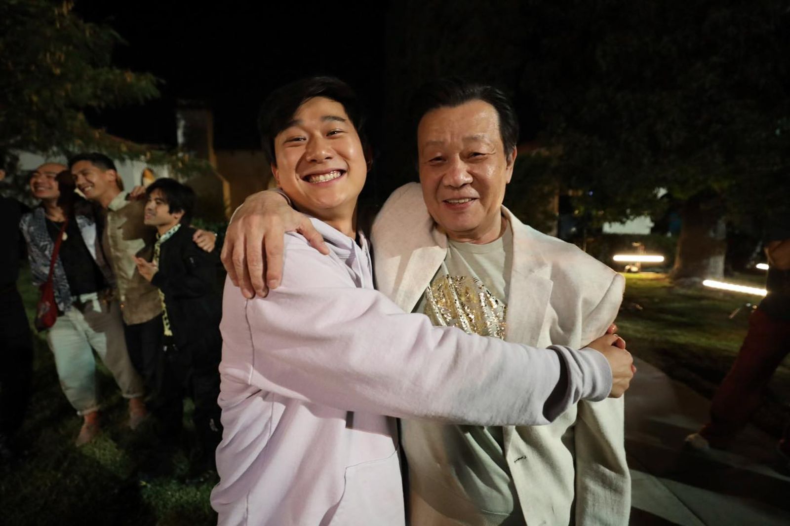寇世勳(右)在美國影集《孫家兄弟》飾演男主角的父親。(圖/翻攝自寇世勳臉書)