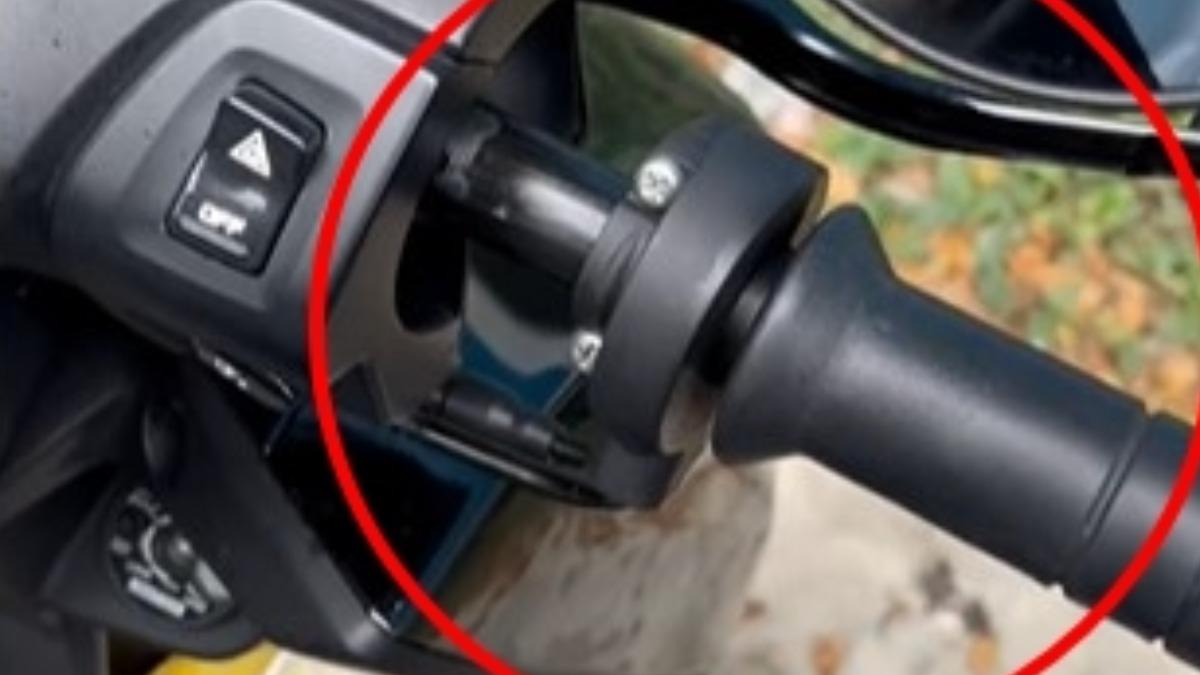 網友到拖吊場牽機車,竟發現手把被整根拔起。(圖/翻攝自爆料公社)