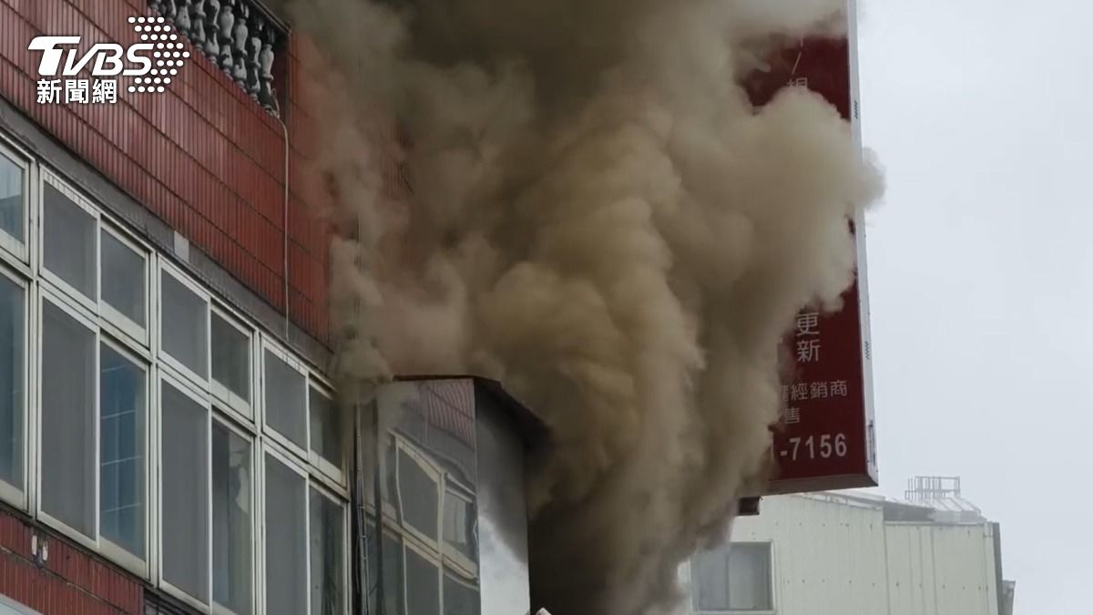快訊/新莊民宅清晨火警!濃煙破窗竄火舌 4旬男昏迷送醫