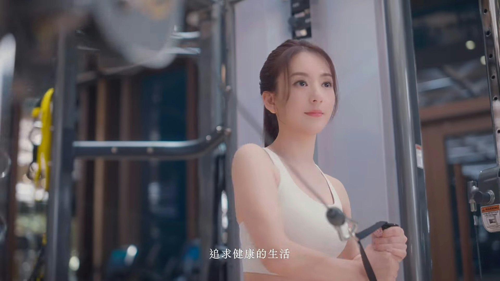 方媛在影片中露出好身材。(圖/翻攝自IG@mokafy)