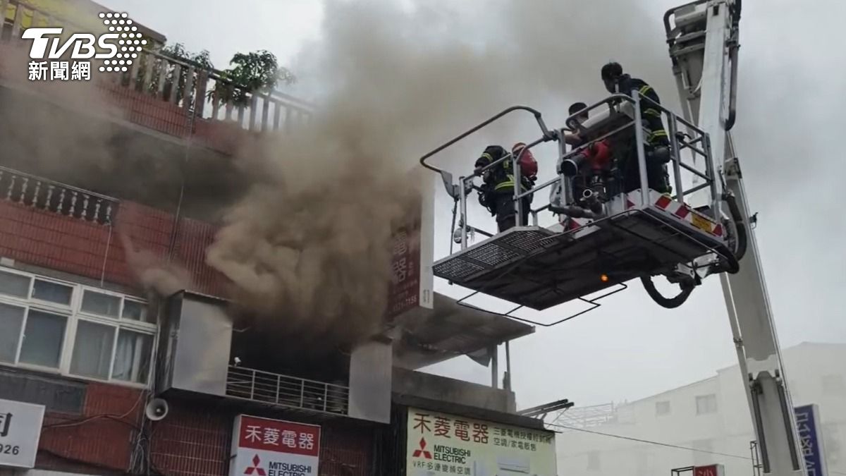 消防人員救出受困民眾。(圖/記者陳冠宇攝)
