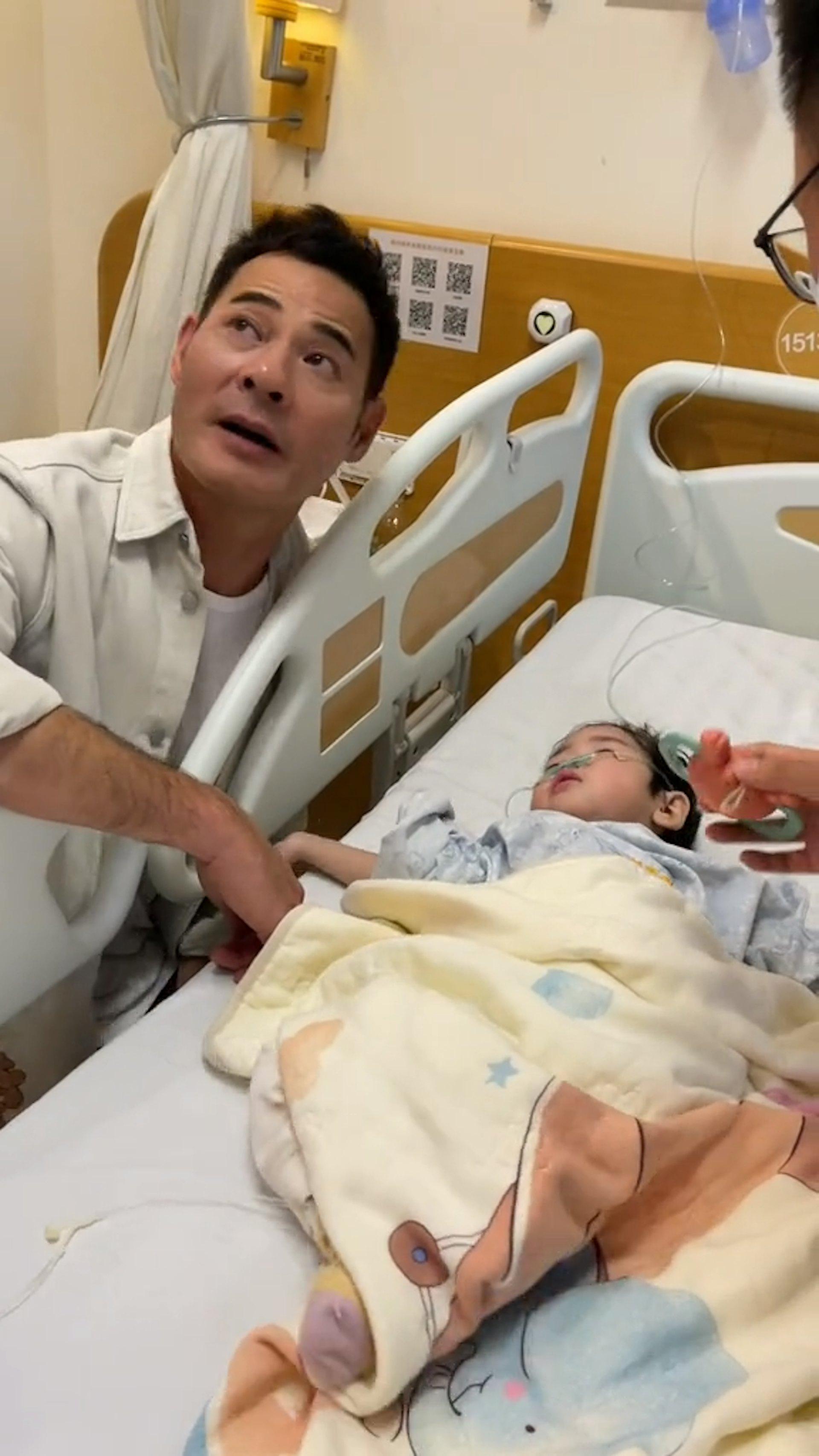 黃智賢與病童互動。（圖／翻攝自小紅書）