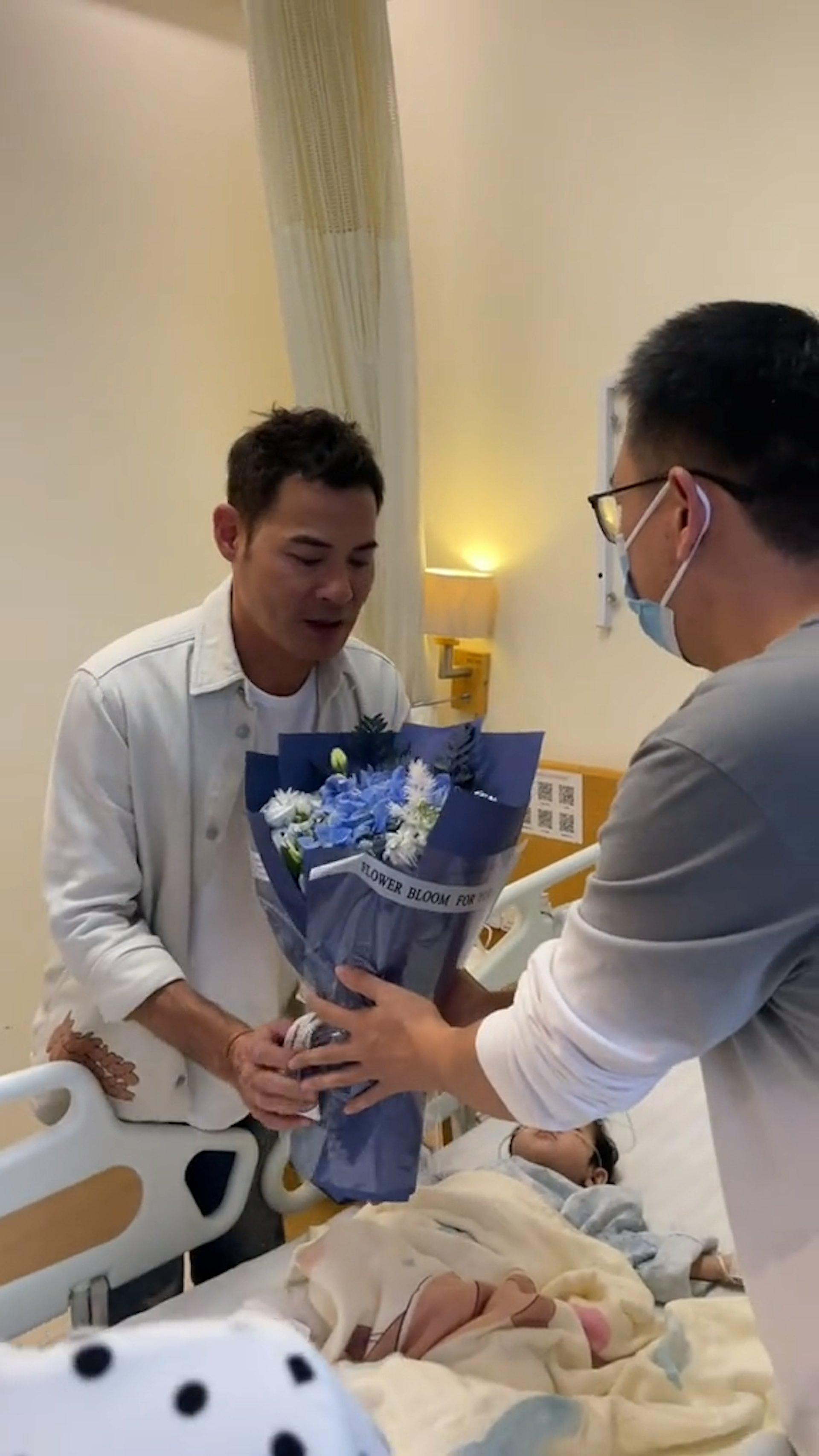 黃智賢到醫院探望罹患罕見疾病的兒童。（圖／翻攝自小紅書）