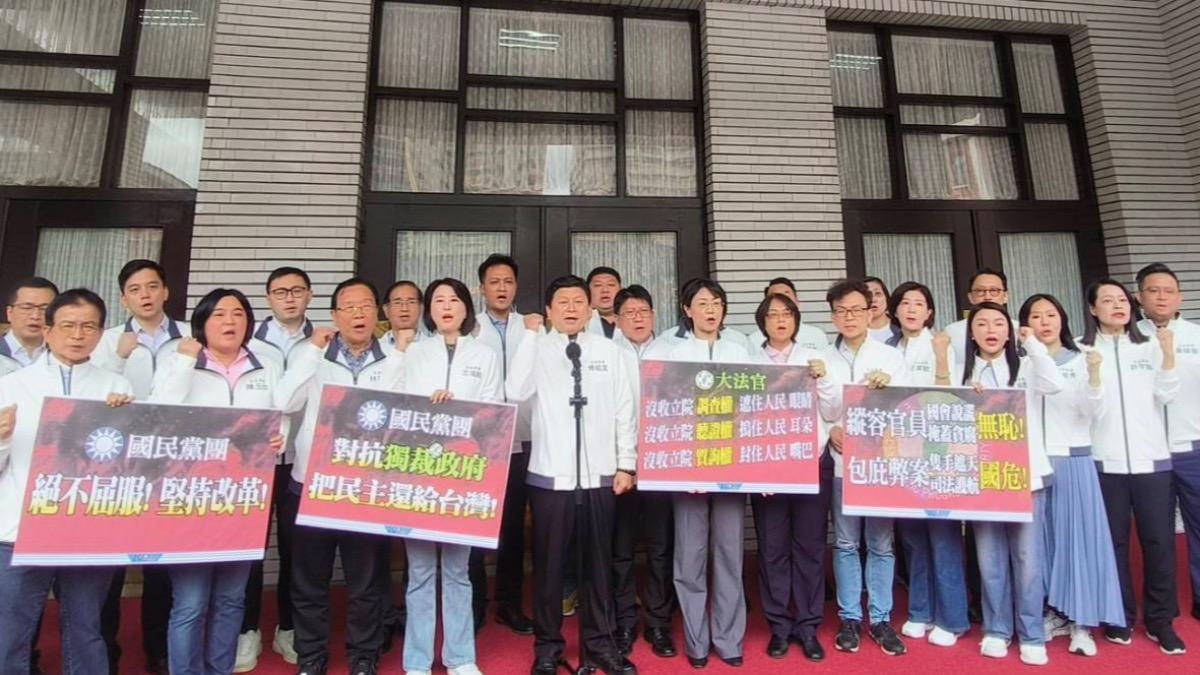 傅崐萁率領藍委開記者會，批15位大法官把台灣打回專制滿清帝國。（圖／國民黨團提供）