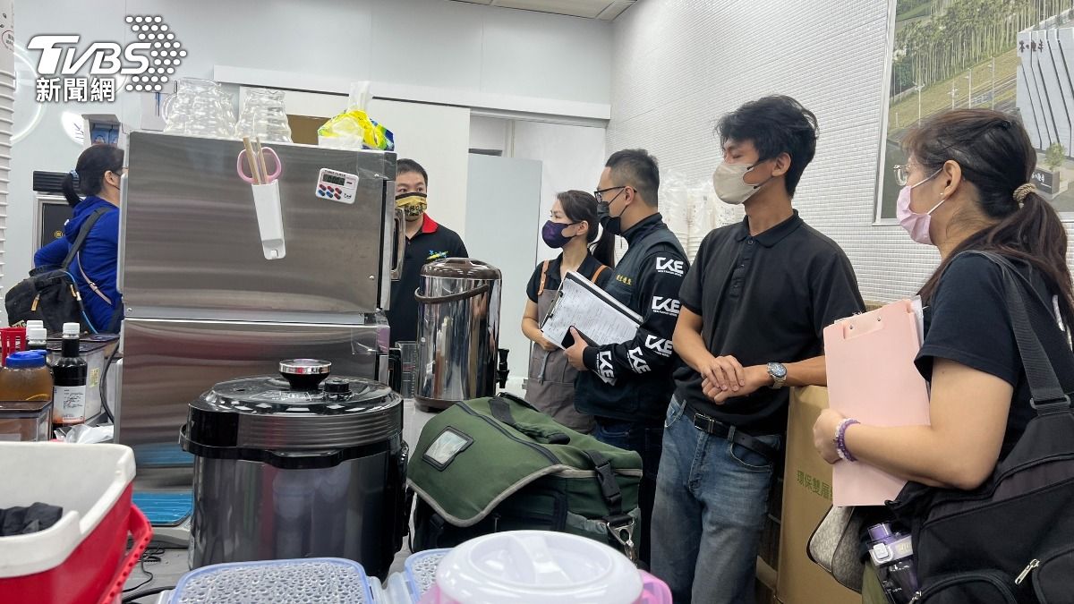 驚魂一吸？永和「茶之魔手」遭指喝到蟑螂　衛生局突襲稽察